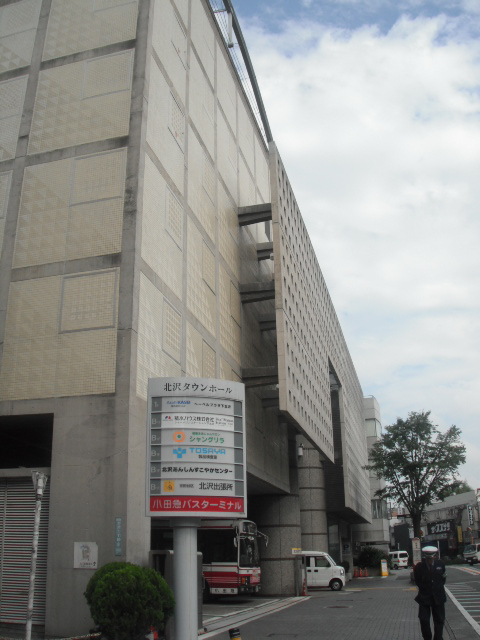 拠点は下北沢駅南口より徒歩4分
茶沢通り沿いの公共施設「北沢タウンホール」地下1階となります。