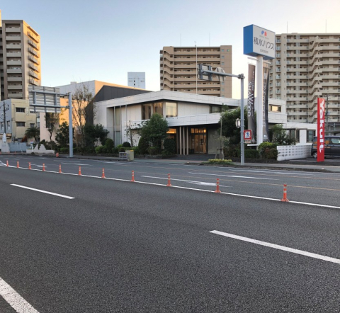 宮崎駅(西口)前の大通りを北(神宮方向)へ500ｍ。
平和リース様のある交差点の手前(左手側)にございます。

(平和リース様と弊社の間の道路は一方通行で、北側からのみ通行可です)