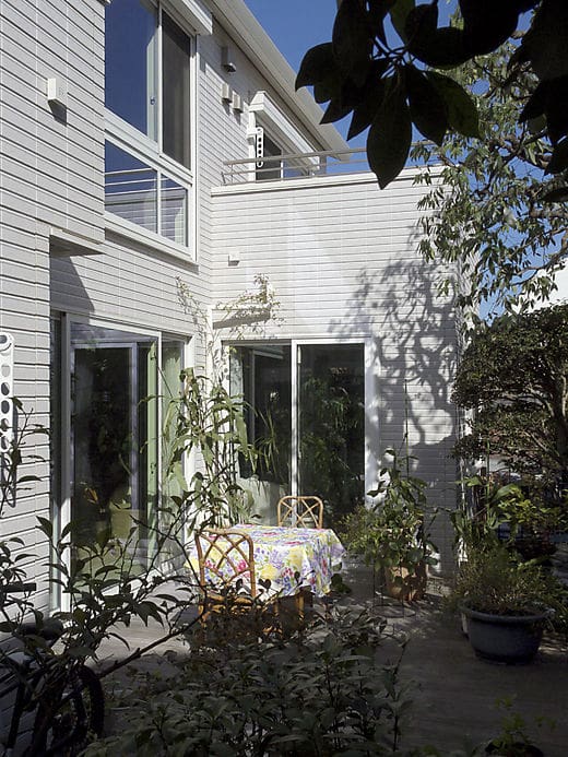 庭との調和を考え、綿密に高さや広さを計算されたウッドデッキ、室内と庭をつなぎ、一体感をもたらす