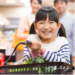 ショッピングを楽しむ女の子のイメージ
