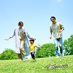 公園で球技を楽しむ子どものイメージ