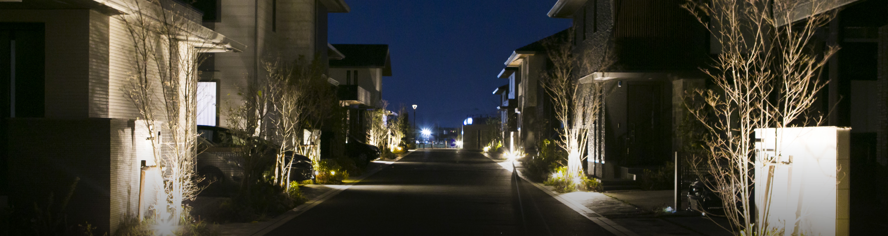 街区内の無電柱化により安全性と開放性を高め、住まい、街路、公園が緑でつながる、美しいまちなみを形成します。
