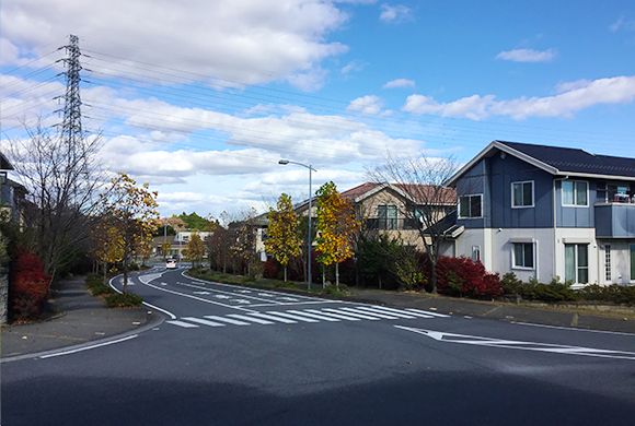 斜面に沿ったゆるやかな道路