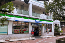 「ファミリーマート緑園都市駅西口店」の写真