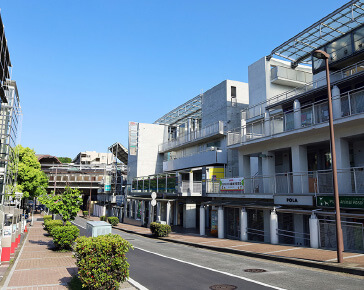 「建築家・山本理顕氏デザインの駅周辺ビル」の写真