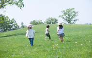 野原を走り回る子どもたち
