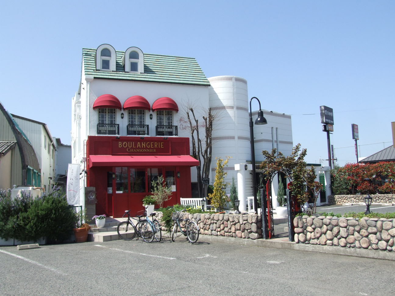 ブーランジェリー（パン専門店）1F レストラン・シャンソニエ 2F 徒歩11分～14分（約840m～約1,100m）