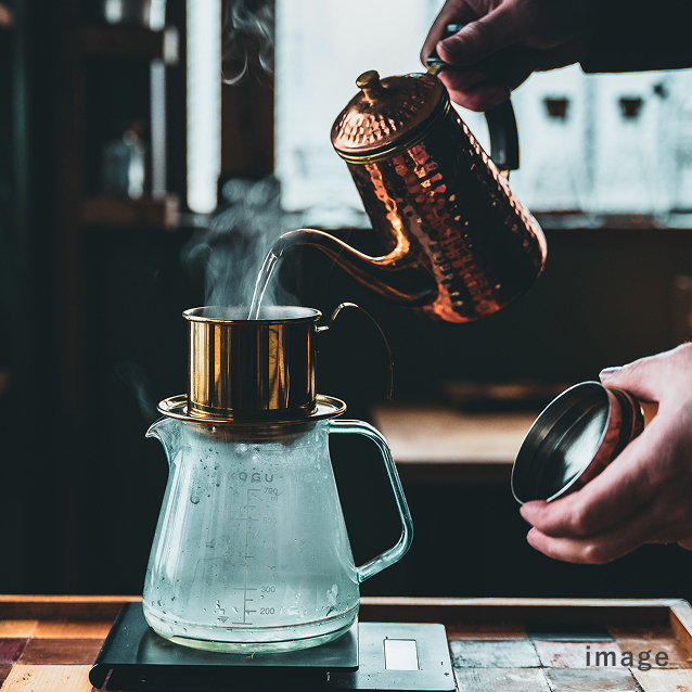 家族で朝食をすませ、子供たちを見送り、夫の淹れたドリップコーヒーで朝のほっと一息タイム