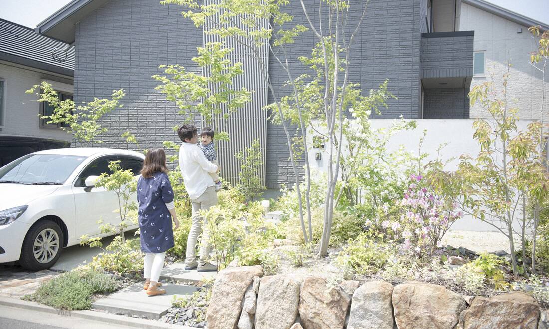 アプローチの緑のトンネルがやさしくお出迎え