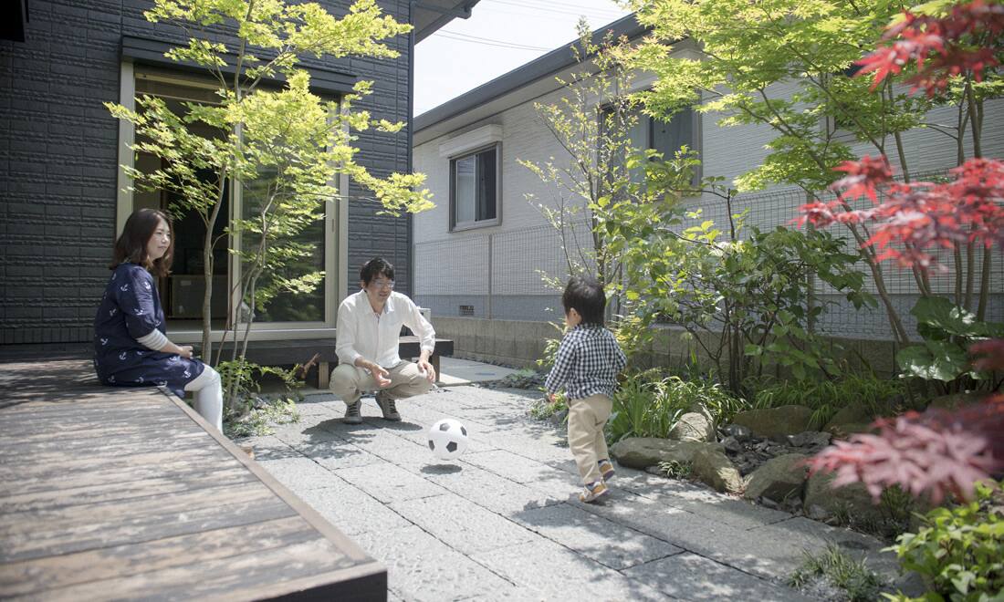 色とりどりの植栽に囲まれた庭は「第２のリビング」