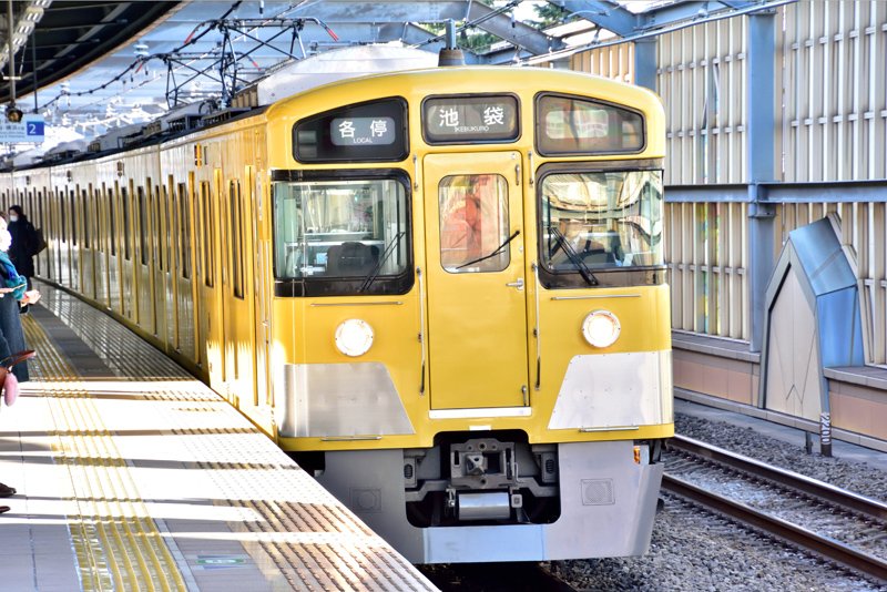 「中村橋」駅の西武池袋線電車