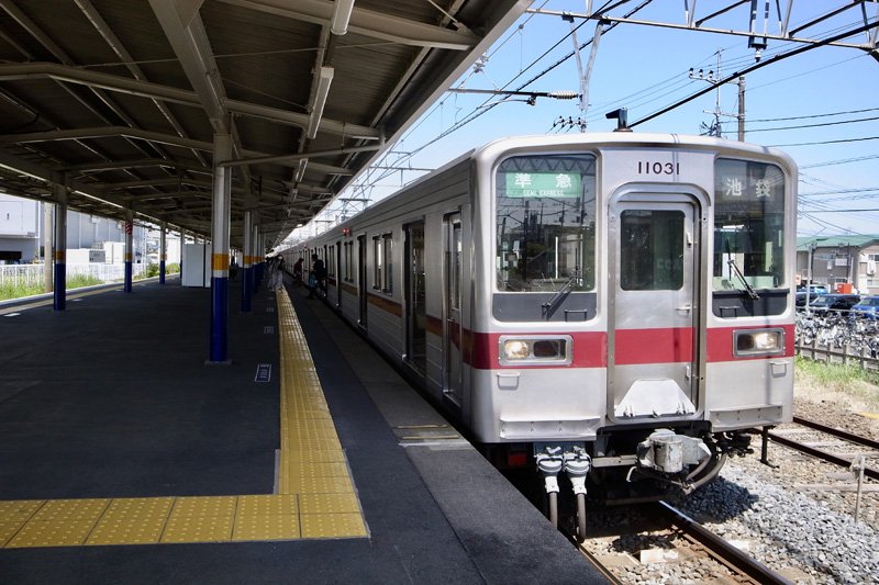 「新河岸」駅に停車する東武東上線の車両