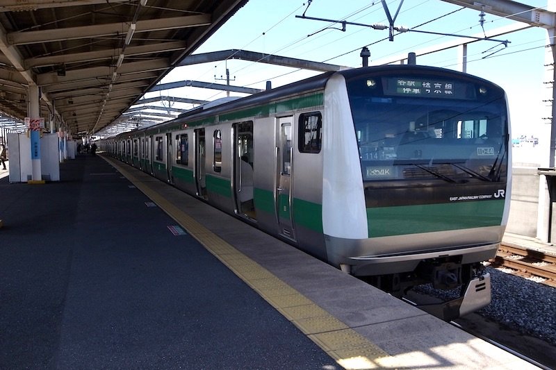 「戸田公園」駅に停車するJR埼京線車両