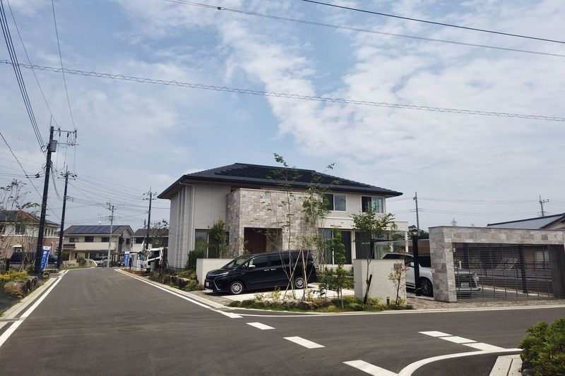 自然石が使用されている『コモンステージ古河大堤』（2021年6月撮影）