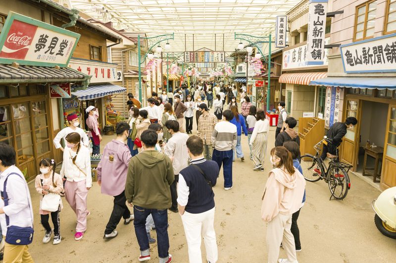 リニューアルした「西武園ゆうえんち」内の商店街ゾーン