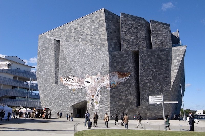 隈研吾氏デザインによる「角川武蔵野ミュージアム」は圧倒的な存在感