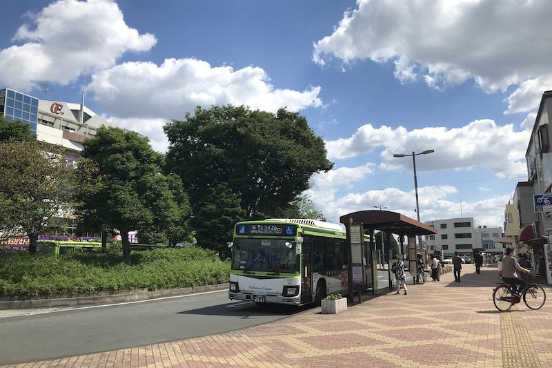 「東浦和」駅に停車する国際興業バス