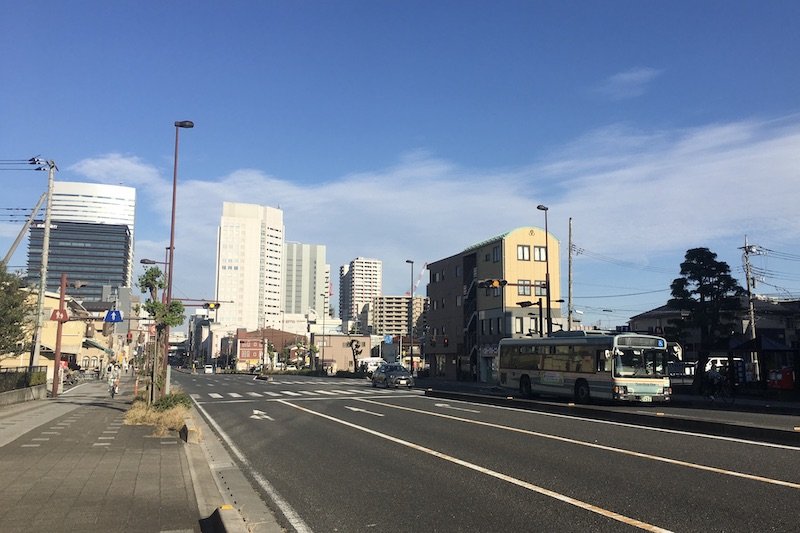 三橋中央通りを走る西武バス