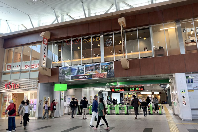 「上尾」駅の改札の様子