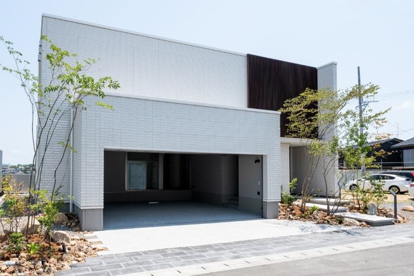 BUILT-IN GARAGE