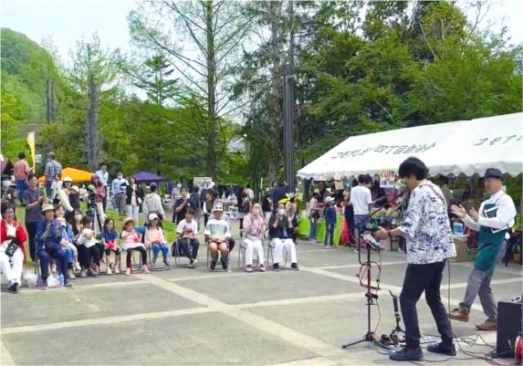盛り上がるライブステージ