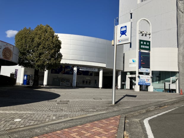 県総合運動場駅