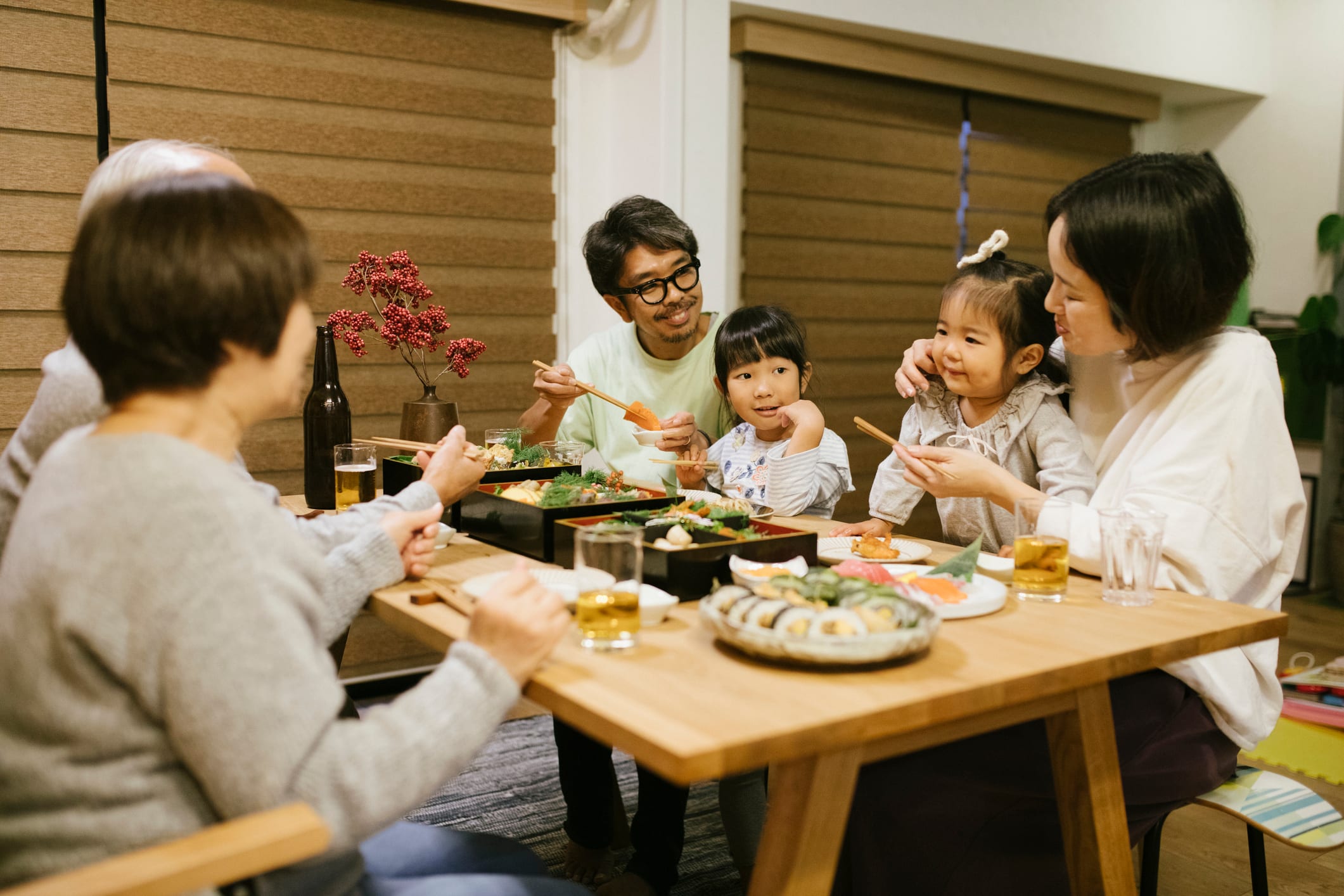 義実家への帰省は4割が「気を遣う」ことにお悩み　もっと気楽な家族団らんのヒント