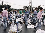 「ゴミゼロ大作戦」と銘打って近隣の清掃活動を実施
