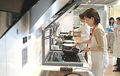 すまい塾こだわり講座受講風景の写真（各種キッチン体験）
