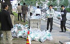 「クリーンおおさか2004」で回収した可燃ごみの写真