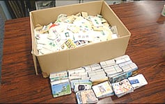ボランティア団体に寄付した切手とプリペイドカードの画像