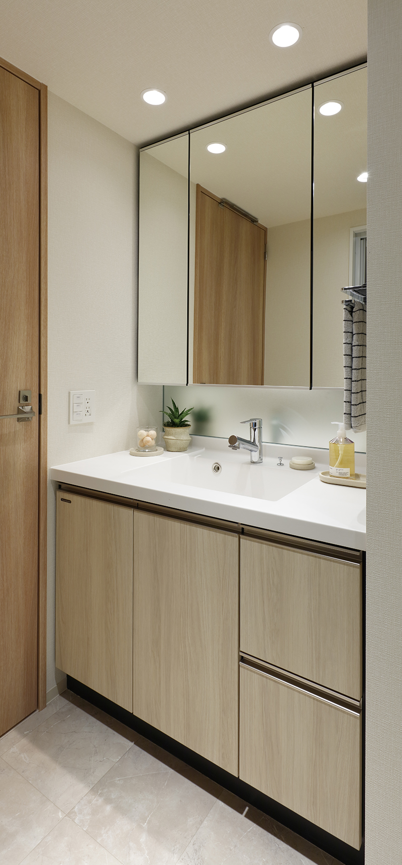 多機能洗面化粧台（三面鏡付）