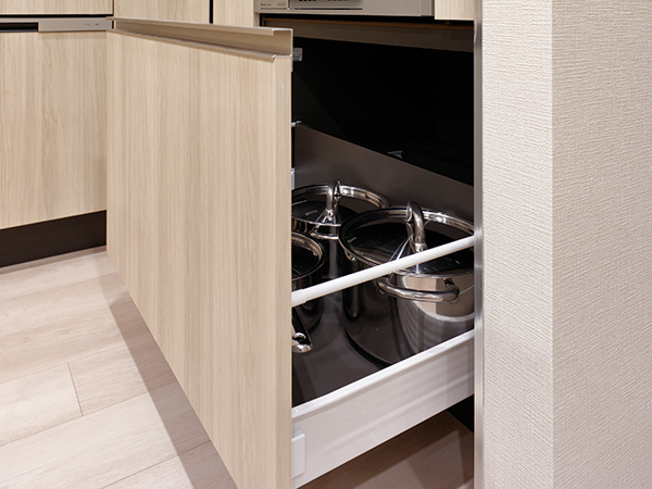 ブルモーション付のスライド収納