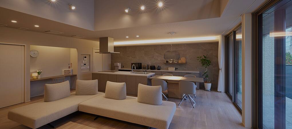 ガレージと中庭がもたらす落ち着きのある暮らし