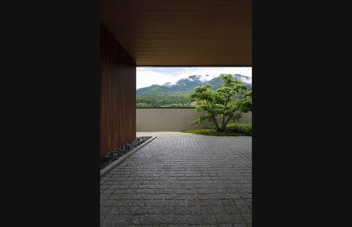 山を臨む家スライド02