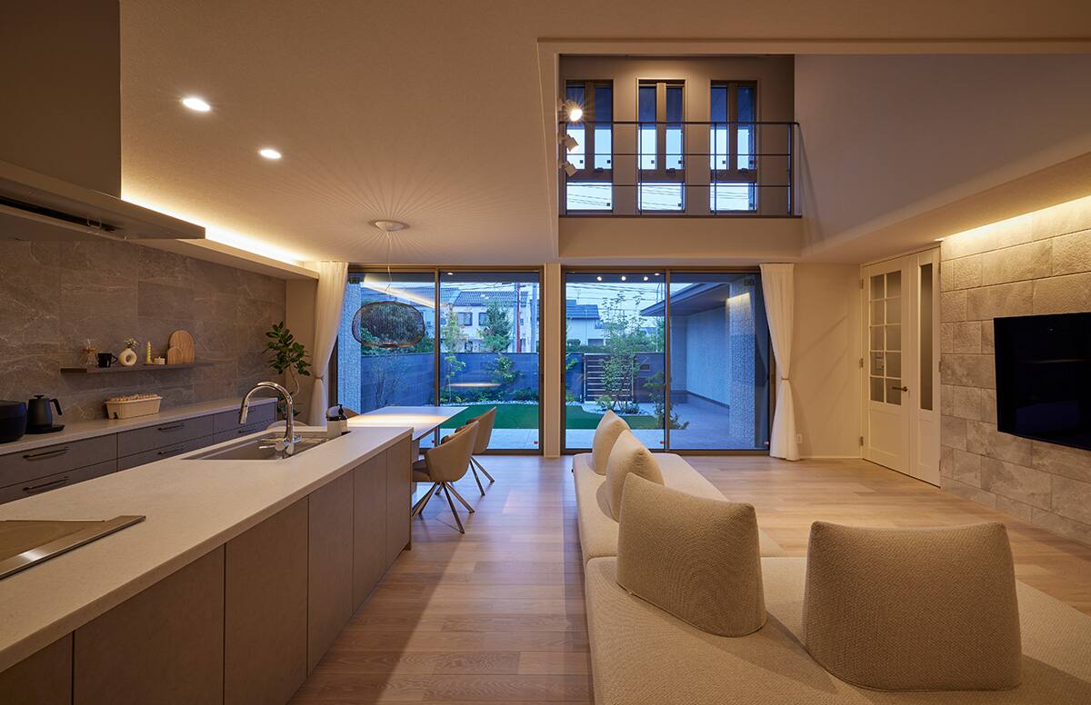 ガレージと中庭がもたらす落ち着きのある暮らし01