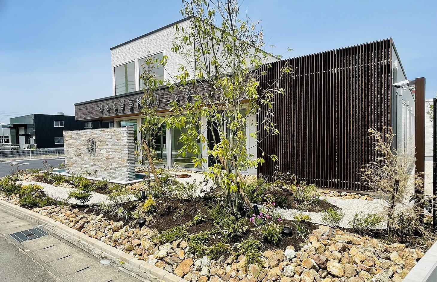 地域住民に寄り添いせせらぎを感じる歯科医院01