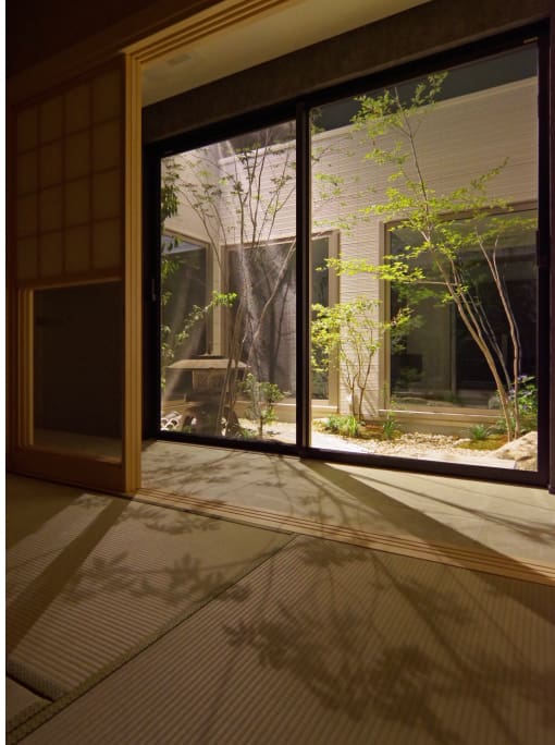 自由度の高い重量鉄骨で実現。約46帖のリビングが魅力の3階建て。