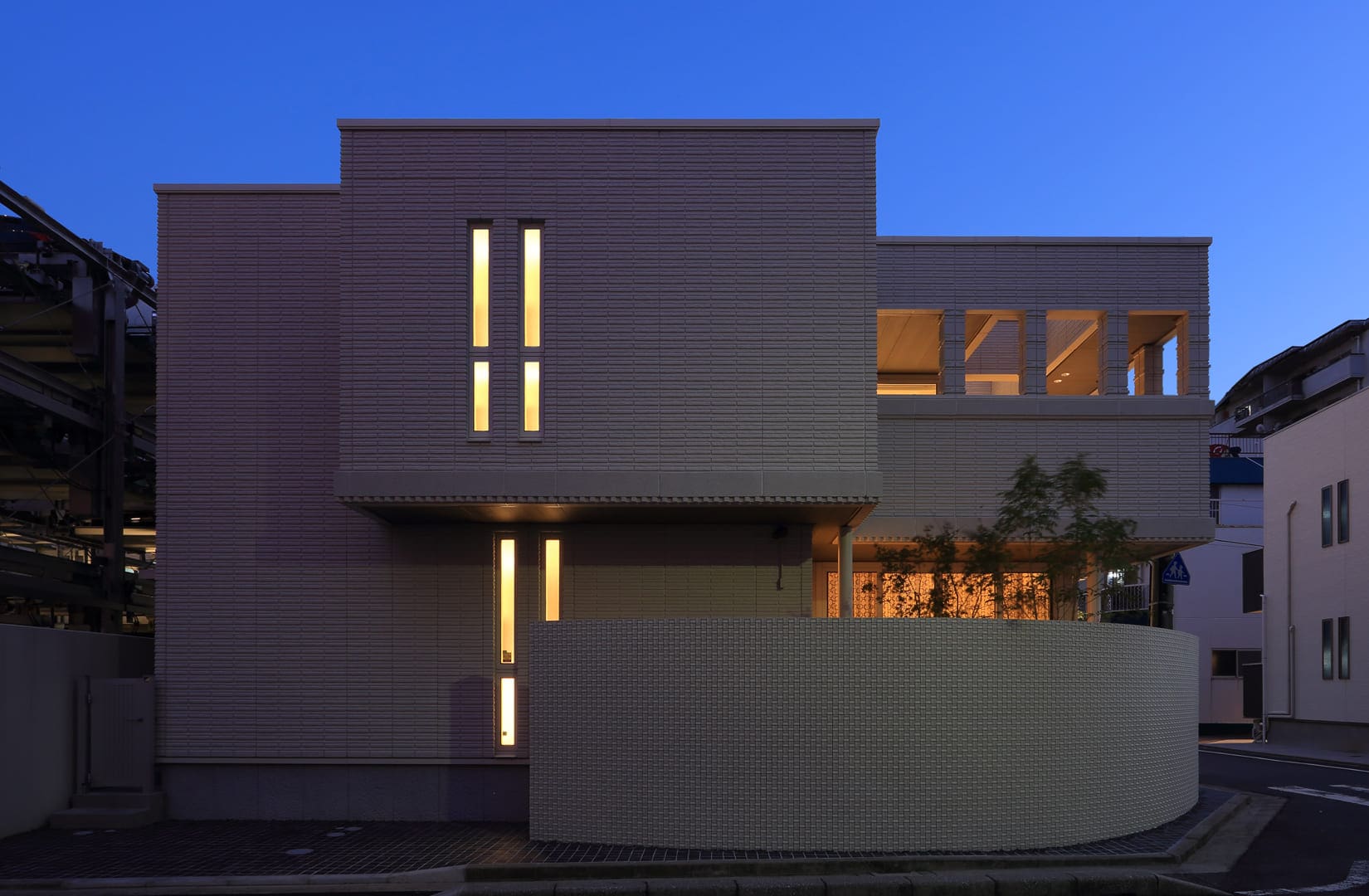 都市で光を招く邸