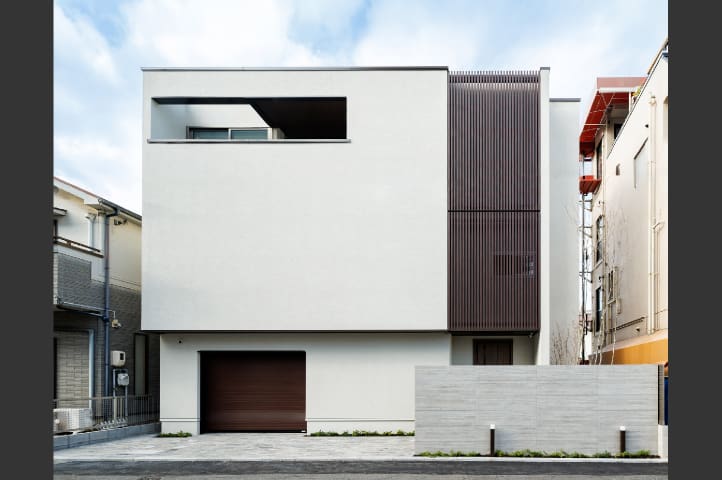 空に近づく北欧の邸宅