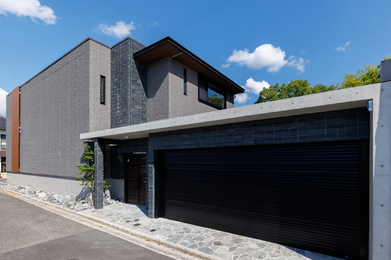 石と四季を抱くコートハウス