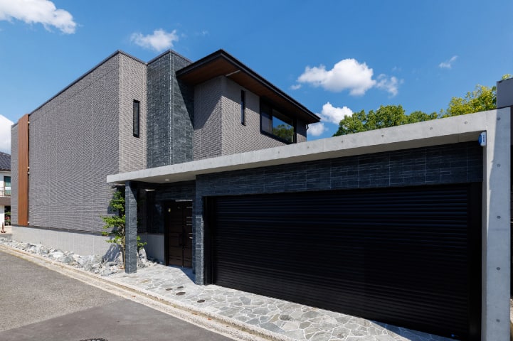 石と四季を抱くコートハウス