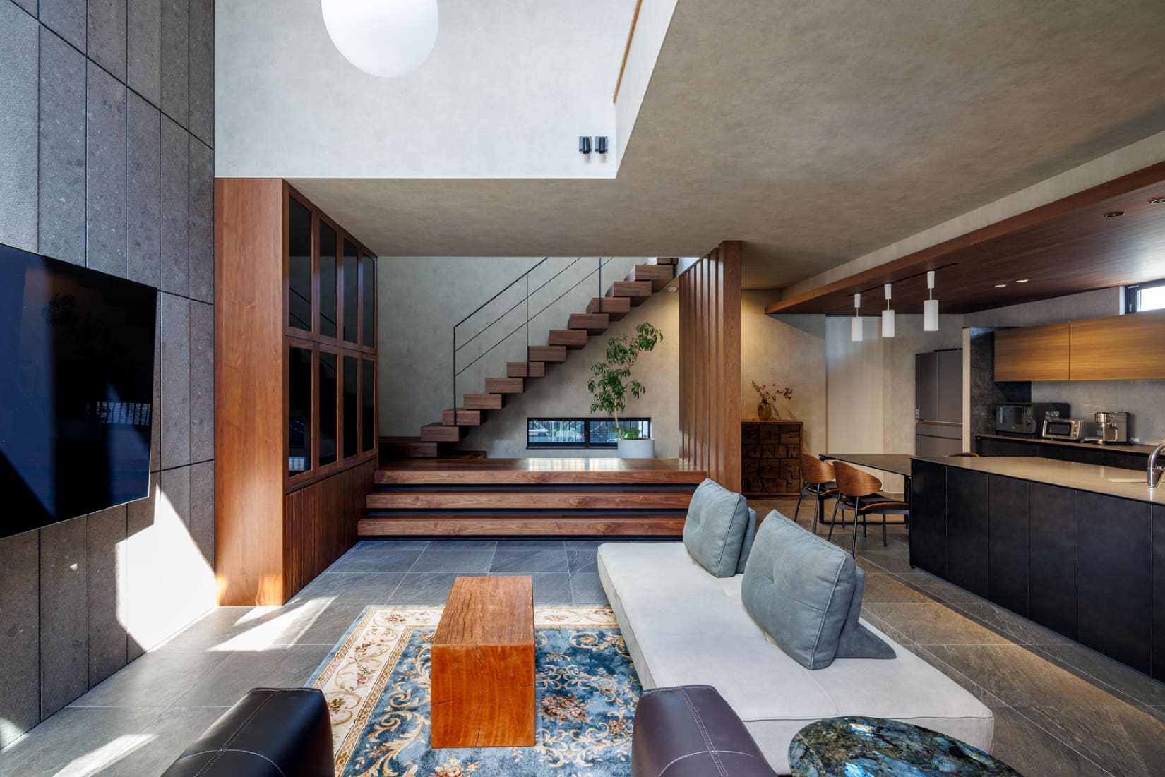 石と四季を抱くコートハウス