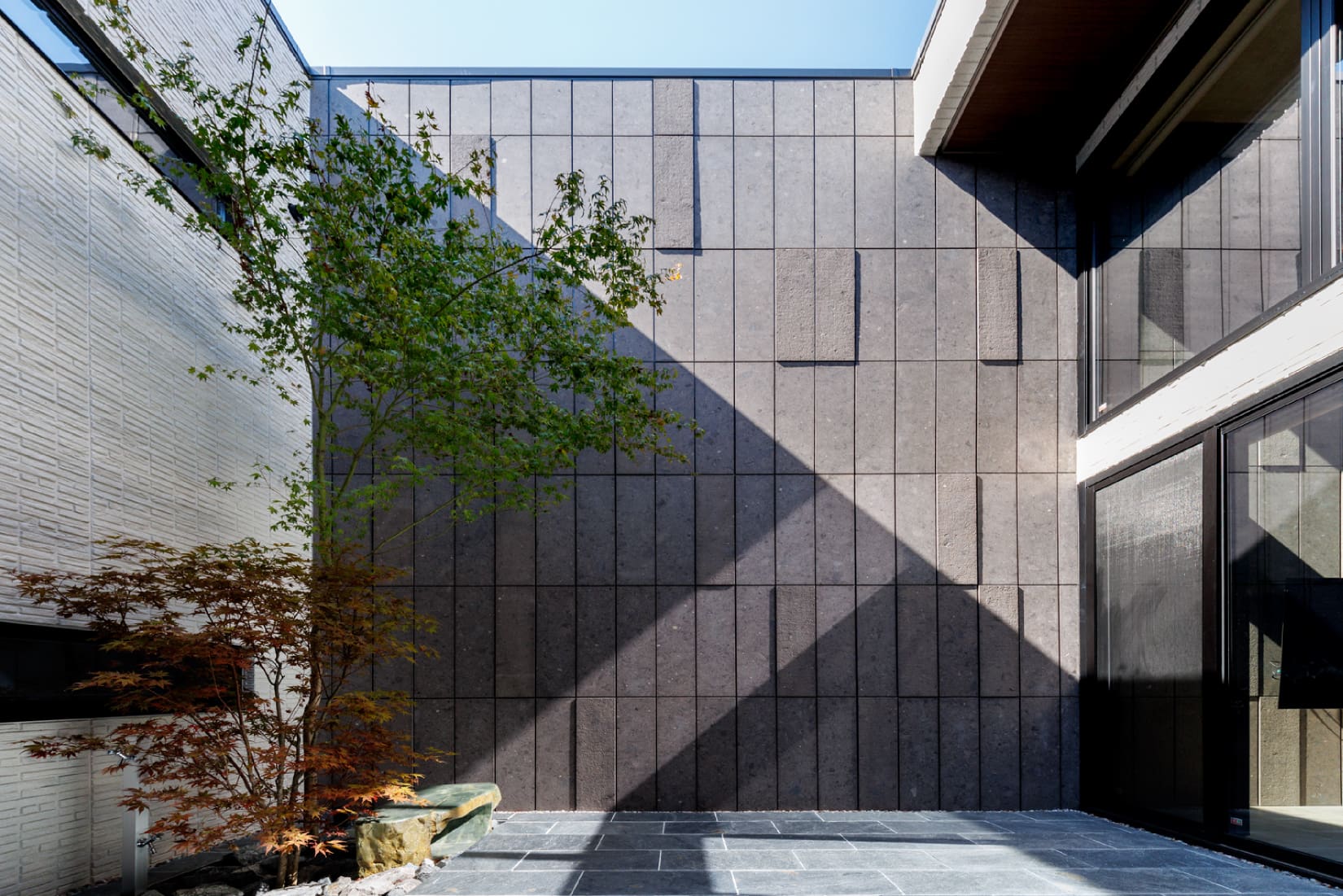 石と四季を抱くコートハウス