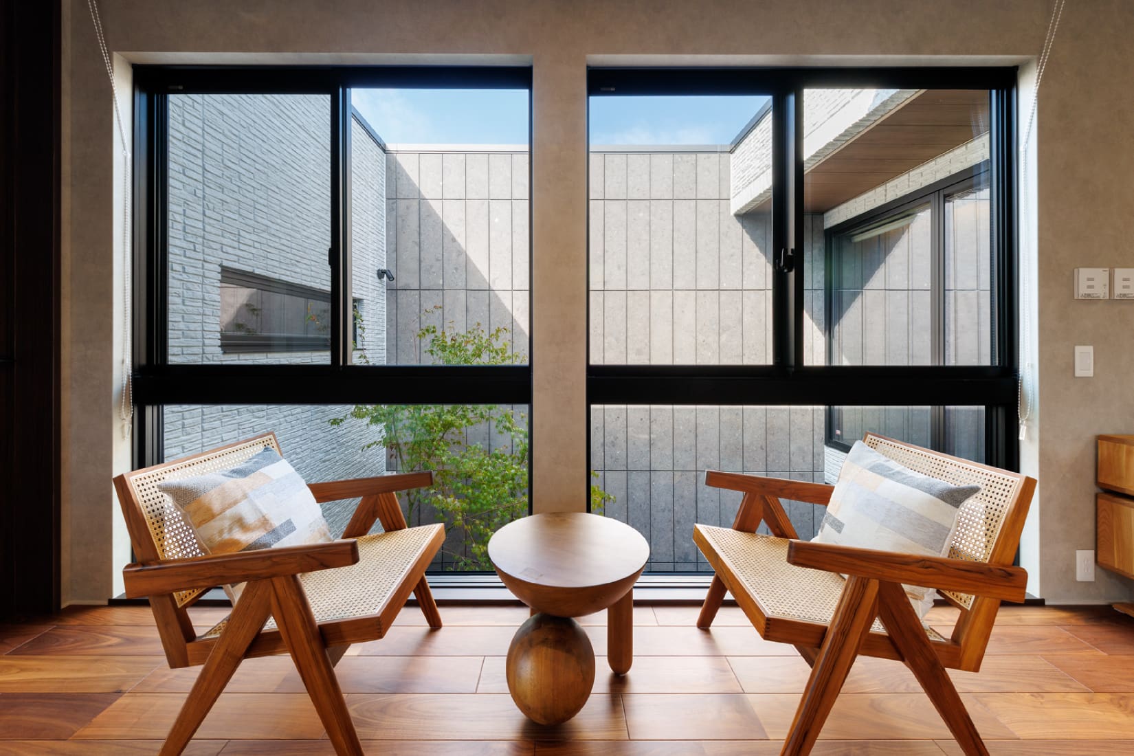 石と四季を抱くコートハウス