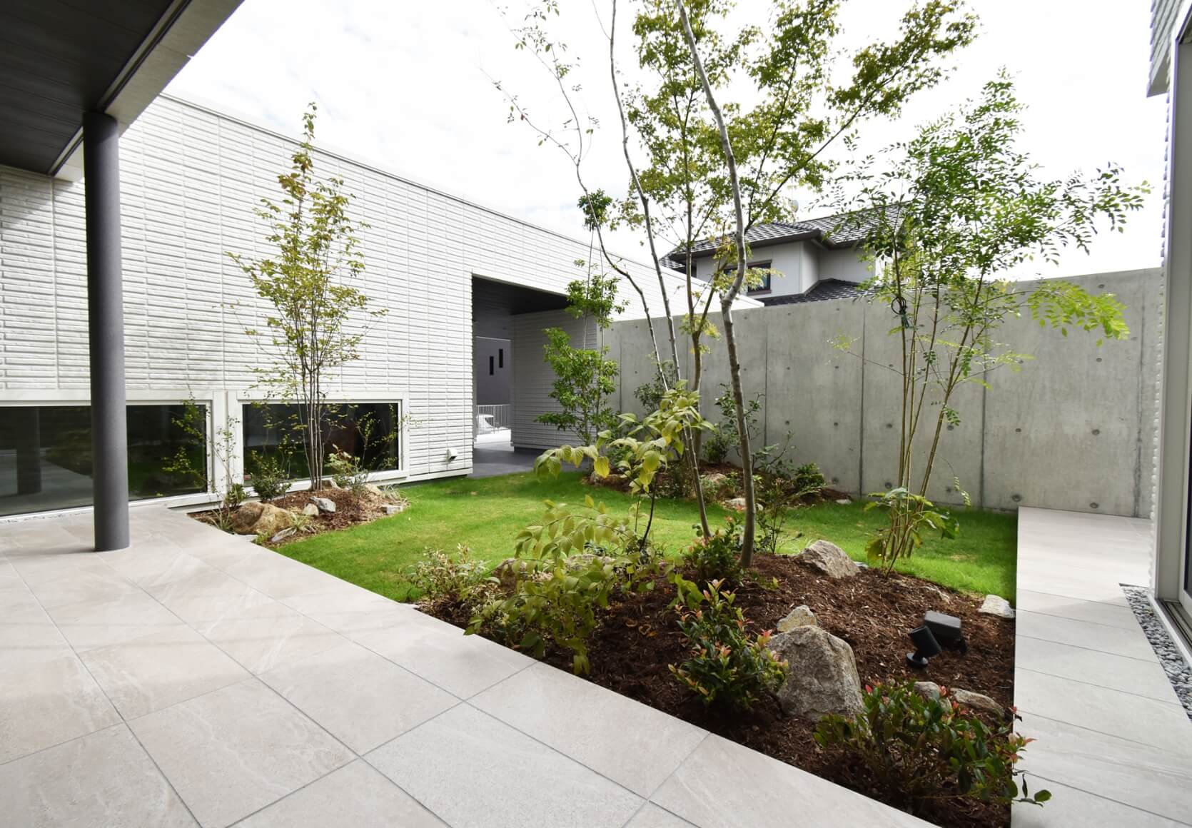 共生する白箱～街に動を 内に静を～