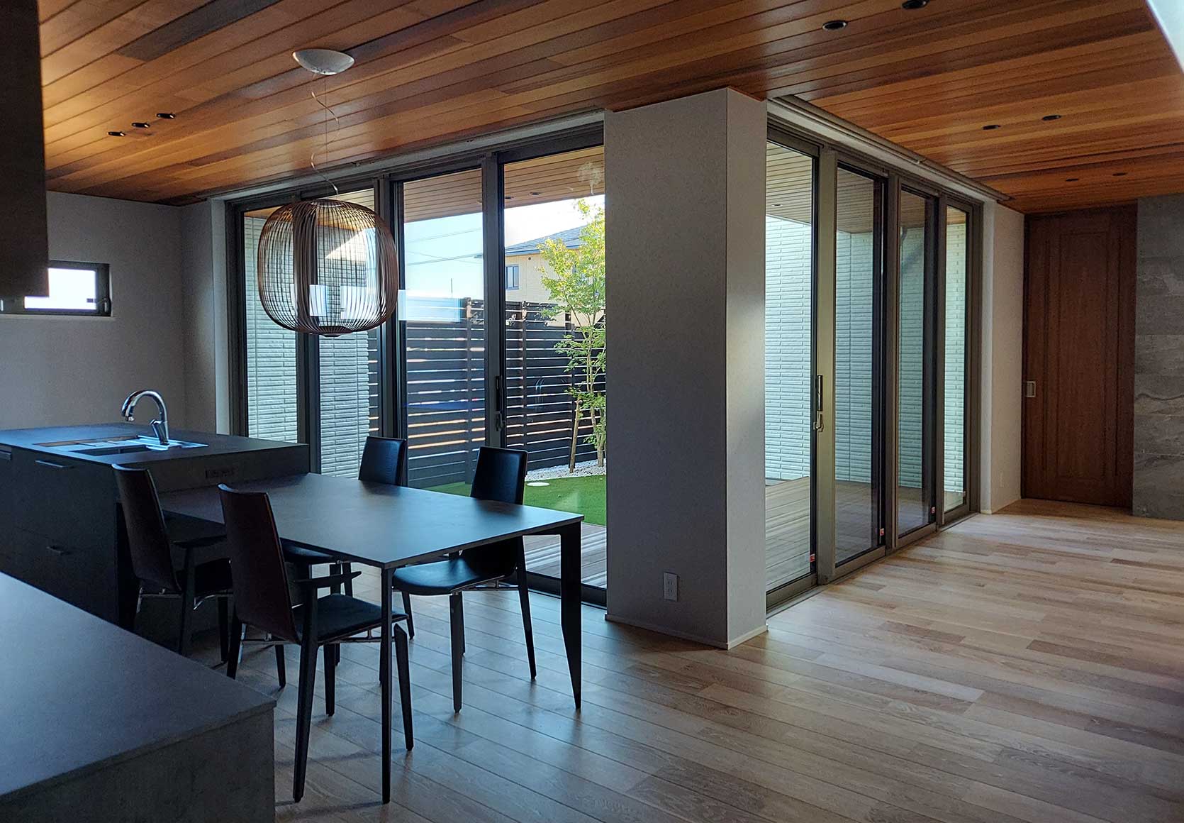 ウチとソトが繋がる邸宅の佇まい