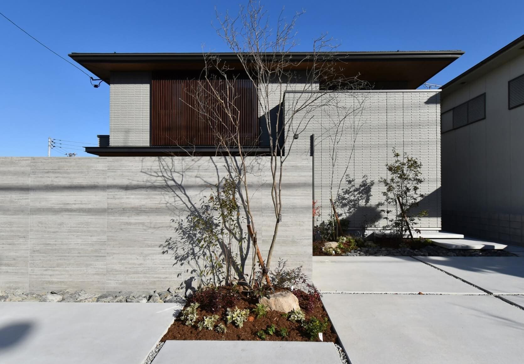 灰色の家～落ち着いた色調と落光の中で過ごす～