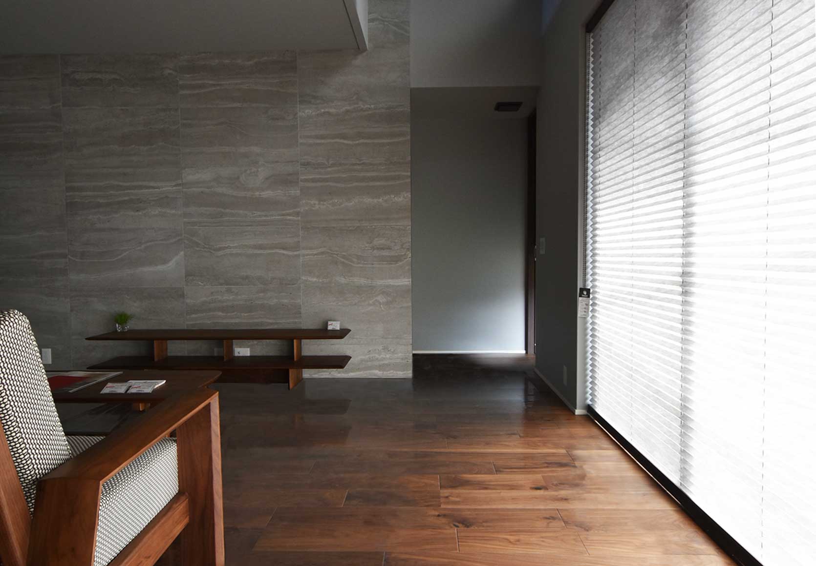 灰色の家～落ち着いた色調と落光の中で過ごす～