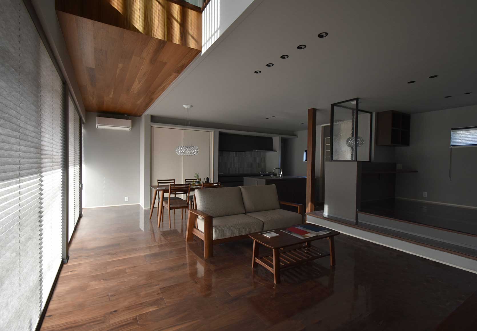 灰色の家～落ち着いた色調と落光の中で過ごす～